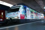 Die Re 460 099 Mobiliar steht abgekuppelt im HB Zürich am 9.6.2016.