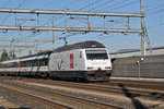 Re 460 044-1, mit einer Gottardo 2016 Werbung, durchfährt den Bahnhof Rothrist.