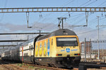 Re 460 029-2, mit der Chiquita Werbung, durchfährt den Bahnhof Muttenz. Die Aufnahme stammt vom 19.11.2015.
