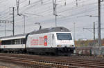 Re 460 098-7, mit einer Werbung für Gottardo 2016, durchfährt den Bahnhof Muttenz. Die Aufnahme stammt vom 29.10.2015.