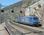 Zwei BLS Re 465 in unterschiedlicher Beschriftung und mit der Re 465 006-5 an der Spitze fahren mit einem langen Güterzug die Lötschberg Südrampe hinunter. 
Dieses Bild entstand in Lalden am  4. Nov. 2007