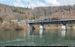 BLS Re 4/4 171 und eine unbekannte Re 465 überqueren am 23. März 2018 mit einem UKV-Zug Richtung Lötschberg die Aarebrücke bei Olten.