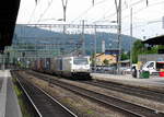BLS - Loks 465 008-1 und 465 002-4 mit Güterzug unterwegs im Bahnhof Liestal am 17.05.2018