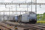 Re 464 013-1 durchfährt den Bahnhof Pratteln. Die Aufnahme stammt vom 31.05.2018.