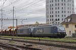 Doppeltraktion, mit den BLS Loks 465 009-9 und 465 018-0, durchfährt den Bahnhof Pratteln.