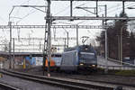 Re 465 014-9 durchfährt den Bahnhof Lausen. Die Aufnahme stammt vom 16.01.2019.