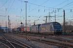 Am Abend des 14.02.2018 fuhr Re 465 002-4  Gornergrat  zusammen mit Re 465 011-5  Wisenberg  und einem langen Containerzug, welchen sie seit Weil am Rhein bespannten, durchs nördliche Vorfeld des Badischen Bahnhof von Basel in Richtung Rangierbahnhof Muttenz.