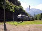 Berner Oberland 2007 - Selbstverstndlich gehrt zum Urlaub im berner Oberland auch fr einen Eisenbahner der Bahnerlebnispfad der BLS welcher von Frutigen ber Blausee nach Kandersteg fhrt. Die BLS Re 465 007 und eine weitere Lok dieser Baureihe ziehen am Frtenviadukt einen Zug der Rollenden Landstrae bergwrts. Der Lokifhrer grte uns Fotografen natrlich mit einem standesgemen Pfiff, der nicht nur auf dem Film fr einen Wackler sorgte.