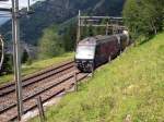 Berner Oberland 2007 - Die fr ein Musical auf der Seebhne Thun werbende Re 465 003-2 und die blaue Re 465 012-3 schleppen am 25.07.2007 bei Kandersteg einen Zug der Rollenden Landstrae bergan. Aber gleich haben sie den Aufstieg geschafft und dann geht es (fast) nur noch bergab bis zu ihrem Ziel Domodossola in Italien. Leider steht die Sonne am Nachmittag schon nicht mehr optimal fr dieses Foto!