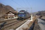 Re 465 011-5 mit Rollender Landstrasse bei Mlenen, am 11.2.08.