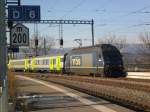 Re 465 011 mit ihrem REGIO EXPRESS bei der Einfahrt in Kerzers. 18.01.2010