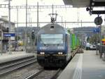 bls - 465 015-6 mit Gterzug bei der durchfahrt im Bahnhof Prattelen am 02.04.2010