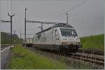 Kaum mit ihrem Zug in Vufflens la Ville angekommen, wird die BLS/railcare Re 465 015 (UIC N°: 91 85 4465 015 6)  CAT'S EYE  abgekuppelt. In Kürze wird sie einen anderen Güterzug für die Rückfahrt übernehmen.
28. April 2014