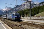 Eine Re 465 002-4 der BLS fhrt am 9.5.03 in Kandersteg ein