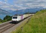 Re 465 017 mit einem Containerzug am 20.06.2014 bei Einigen.