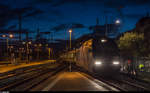 Re 465 001 erreicht am Abend des 6. Februar 2017 mit einem RE von La Chaux-de-Fonds nach Bern den Bahnhof Neuchâtel.