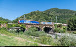 Eine Re 474 überquert am 7. Juni 2017 mit einem UKV-Zug die Brücke über den Torrente Giona in Maccagno.