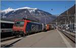 Die SBB Cargo Re 474 013 bei der Durchfahrt in Bellinzona mit einem Güterzug Richtung Luino.
10. März 2016