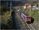 Die SBB Re 474 004 und eine weitere Lok dieses Typs verlassen Varzo mit einem Güterzug in Richtung Domodossola.