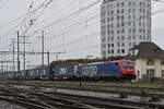 Re 474 017-1 durchfährt am 30.12.2022 den Bahnhof Pratteln.