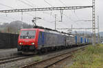 Doppeltraktion, mit den Loks 474 003-1 und 193 657-4 durchfährt am 04.03.2024 den Bahnhof Gelterkinden.