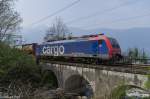 In Dirinella liegt auf der Linie Bellinzona-Luino die Grenze Schweiz-Italien. Die SBB Cargo Re 474 015 überquert diese am 10. April 2015 gerade mit einem UKV-Zug aus Gallarate.