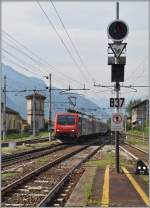 Die beiden SBB Re 474 017 und 003 erreichen mit einer RoLa von Novara kommend den Bahnhof Domodossola.