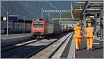 Der Gotthard Basistunnel ist eröffnet und im Testbetrieb, doch noch gibt es viel zu tun an der Gotthardbahn, wie hier in Bellinzona zu sehen ist.
Auf Gleis 1 fährt ein die Re 474 015 mit einen Güterzug Richtung Luino vorbei.
7. Sept. 2016