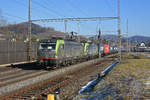 Doppeltraktion, mit den Siemens Vectron 475 414-9 und 475 412-3, durchfährt den Bahnhof Gelterkinden.