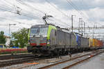 Doppeltraktion, mit den Siemens Vectron 475 408-1 und 193 494-2 durchfährt den Bahnhof Pratteln.
