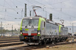 Doppeltraktion, mit den BLS Loks 475 402-4 und 475 404-0, verlassen den Badischen Bahnhof. Die Aufnahme stammt vom 17.10.2016.