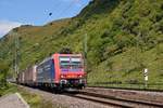 SBB Cargo Re 482 018  Alpäzähmer , vermietet an SBB Cargo International, mit KLV-Zug auf der rechten Rheinstrecke in Richtung Rüdesheim (Kestert, 29.04.17).