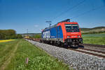 482 043-7 von sbbcargo ist mit einen Containerzug am 10.05.2017 bei Retzbach-Zellingen unterwegs.