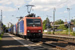 SBB 482 007-2 und Schwesterlok ziehen einen Containerzug Richtung Süden.