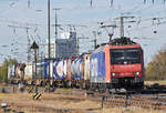 Re 482 016-3 durchfährt den Badischen Bahnhof.