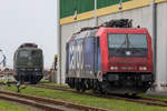 Ellok 151 124 von SRI und Ellok 482 041 der SBB Cargo im Stralsunder Nordhafen abgestellt.