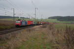 482 030 mit einem Containerzug bei Feilitzsch Richtung Hof, 27.10.2016