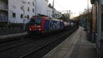 482 015-5 von der SBB-Cargo kommt aus Richtung Köln,Aachen-Hbf und fährt durch Aachen-Schanz mit einem Güterzug aus Gallarate(I) nach Antwerpen-Oorderen(B) und fährt in Richtung Aachen-West. 
Aufgenommen vom Bahnsteig von Aachen-Schanz.
Am Morgen vom 23.11.2017.