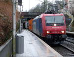 482 034-6 von SBB-Cargo  kommt aus Richtung Köln,Aachen-Hbf und fährt durch Aachen-Schanz mit einem Containerzug aus Gallarate(I) nach Antwerpen-Oorderen(B) und fährt in Richtung