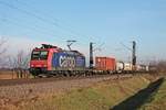 Mit einem Containerzug aus Belgien fuhr am 22.12.2016 die Re 482 009-8  Starke Maschine sucht starken Typen!  auf der KBS 703 bei Hügelheim in Richtung Schweizer Grenze.