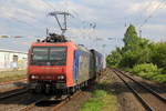 482 008-0 von der SBB-Cargo kommt mit LKW-Zug aus Novara(I) nach Köln-Eifeltor(D)/Belgen und kommt aus Richtung Koblenz,Bonn und fährt durch Roisdorf bei Bornheim in Richtung Köln. Aufgenommen vom Bahnsteig in Roisdorf bei Bornheim. 
Bei schönem Sonnenschein und Wolken am Nachmittag vom 1.5.2018.