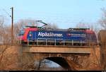 Ein versuchter Blick auf Re 482 018-9 von SBB Cargo International mit Werbung für den Gotthard-Basistunnel, die in der Saaleaue bei Angersdorf auf der Bahnstrecke Halle–Hann.