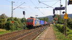 482 006-4 von der SBB-Cargo kommt mit einem Containerzug aus Süden nach Köln und kommt aus Richtung Koblenz und kommt durch Namedy in Richtung Bonn,Köln. 
Aufgenommen vom Bahnsteig 2 in Namedy. 
Bei Sommerwetter am Nachmittag vom 17.8.2018. 