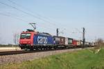 Re 482 004-9 am Mittag des 11.04.2017 mit einem bunten Containerzug bei Hügelheim und fuhr über die KBS 703 in Richtung Basel.