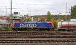 482 007-2 von der SBB-Cargo  kommt aus Richtung Köln,Aachen-Hbf,Aachen-Schanz mit einem langen Containerzug aus Gallarate(I) nach Antwerpen-Oorderen(B) und fährt in Aachen-West ein. 
Aufgenommen vom Bahnsteig in Aachen-West.
Am Morgen vom 2.10.2018.