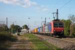 Mit einem Containerzug fuhr am Morgen des 13.04.2017 die Re 482 029-6 zusammen mit der Re 482 021-3 durch Heitersheim über die KBS 703 gen Norden.