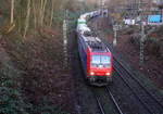 482 017-1 von der SBB-Cargo kommt mit einem Containerzug aus Gallarate(I) nach Antwerpen-Oorderen(B) und kommt aus Richtung Aachen-West,Aachen-Schanz und fährt in Richtung Aachen-Hbf,Aachen-Rothe-Erde,Stolberg-Hbf(Rheinland)Eschweiler-Hbf,Langerwehe,Düren,Merzenich,Buir,Horrem,Kerpen-Köln-Ehrenfeld,Köln-West,Köln-Süd. Aufgenommen von einer Brücke von der Weberstraße in Aachen. 
Am Morgen vom 18.12.2018.