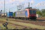 KLV-Zug mit Re 482 013-0 der SBB Cargo durchfährt den Bahnhof Basel Bad Bf (CH) in südlicher Richtung.
Aufgenommen vom öffentlich zugänglichen Parkplatz neben der Schwarzwaldallee.
[13.7.2018 | 17:08 Uhr]