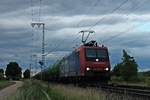 Mit einem  Kerosin -Kesselug nach Glattburg (CH) fuhr am Abend des 06.06.2017 die Re 482 004-9 nördlich von Müllheim (Baden) gen Schweiz.