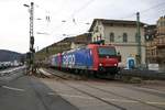 SBB Cargo Bombardier Traxx 482 021-3 und 482 xxx am 22.02.20 in Rüdesheim am Rhein von einen Gehweg aus fotografiert